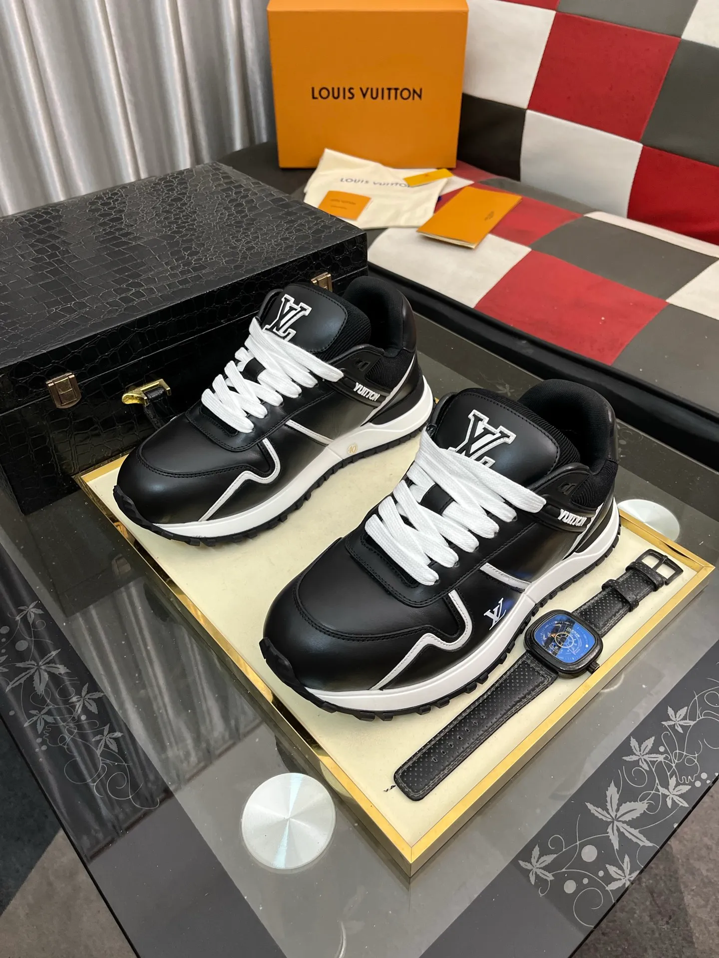 Men's Men's Shoes 💰760⌚️⌚️LV Classic men's sneakers are shipped. Lightweight thick-soled chubby bread shoes, super versatile and multiple styles are coming! This sneaker is made of smooth cowhide punching and grained cowhide stitching to create an elegant design. Grained cowhide is stitched with technical mesh, and smooth cowhide and grained cowhide are combined in multiple styles. The color is classic and versatile, and it can be easily integrated into various styles. The eye-catching LV letters are marked on the side of the shoe, the tongue is decorated with LV embroidered letter web logo, the brand logo is screen-printed on the heel, and the lightweight rubber outsole is embellished with Vuitton's personalized logo. The fabric-lined foot pads make your feet fashionable, handsome and versatile! Comes with full original packaging! Size: 35-46 (40 for women, 38.45.46 for men, customized)
